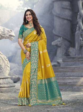 Attrective Look Pretty In This Beautifull Traditional Saree In Lovely Color Paired With Contrased Blouse. This Saree Are Dola,Banarasi Silk And Blouse Are Fabricated On Raw Silk With Designer Wevon Rich Pallu With Embroidery Peach Border,Blouse. Buy This Saree Now