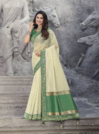 Attrective Look Pretty In This Beautifull Traditional Saree In Lovely Color Paired With Contrased Blouse. This Saree Are Organza,Banarasi Silk And Blouse Are Fabricated On Raw Silk With Designer Wevon Rich Pallu With Embroidery Peach Border,Blouse. Buy This Saree Now