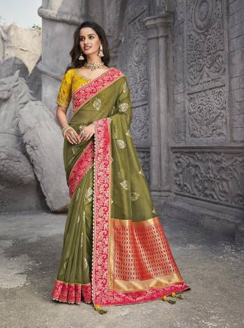 Attrective Look Pretty In This Beautifull Traditional Saree In Lovely Color Paired With Contrased Blouse. This Saree Are Organza,Banarasi Silk And Blouse Are Fabricated On Raw Silk With Designer Wevon Rich Pallu With Embroidery Peach Border,Blouse. Buy This Saree Now