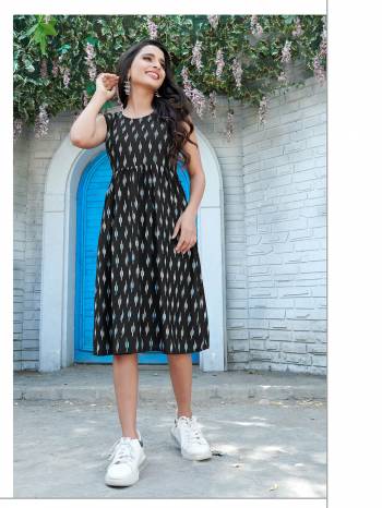 Garb This Good Looking Readymade Kurti In Fine Color. Its Kurti Are Rayon Fabricated Beautified With Fancy Designer Printed. It Is Light In Weight And Easy To Carry All Day Long. 