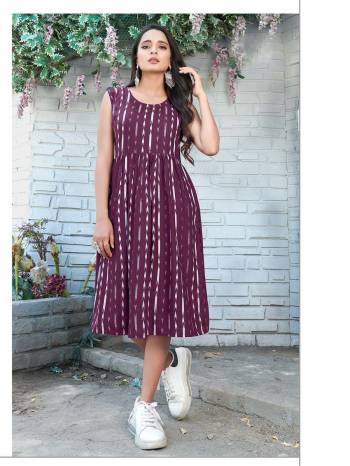 Garb This Good Looking Readymade Kurti In Fine Color. Its Kurti Are Rayon Fabricated Beautified With Fancy Designer Printed. It Is Light In Weight And Easy To Carry All Day Long. 