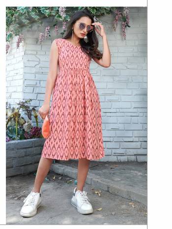 Garb This Good Looking Readymade Kurti In Fine Color. Its Kurti Are Rayon Fabricated Beautified With Fancy Designer Printed. It Is Light In Weight And Easy To Carry All Day Long. 