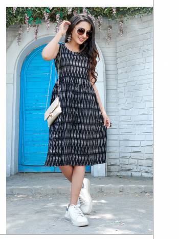 Garb This Good Looking Readymade Kurti In Fine Color. Its Kurti Are Rayon Fabricated Beautified With Fancy Designer Printed. It Is Light In Weight And Easy To Carry All Day Long. 