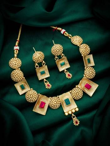  Looking Attrective To Your Personality By Pairing Up This Beautiful Necklace With Your Ethnic Attire. This Pretty Set Is In Fine Color Beautified With Kundan Work. Buy Now.