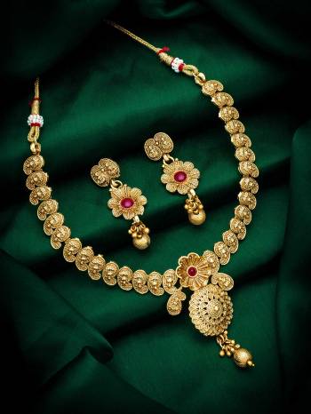  Looking Attrective To Your Personality By Pairing Up This Beautiful Necklace With Your Ethnic Attire. This Pretty Set Is In Fine Color Beautified With Kundan Work. Buy Now.