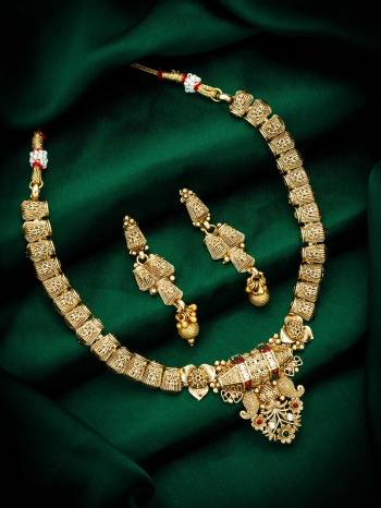  Looking Attrective To Your Personality By Pairing Up This Beautiful Necklace With Your Ethnic Attire. This Pretty Set Is In Fine Color Beautified With Kundan Work. Buy Now.