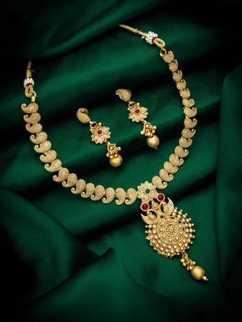  Looking Attrective To Your Personality By Pairing Up This Beautiful Necklace With Your Ethnic Attire. This Pretty Set Is In Fine Color Beautified With Kundan Work. Buy Now.