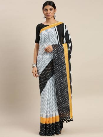 Garb This Partywear Designer Fine Colour Saree Paired With Contrasted Blouse.This Saree And Blouse Are Linen Fabric With Heavy Designer Printed. Buy This Pretty Saree Now.