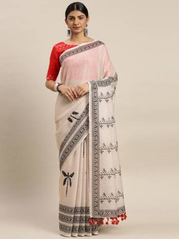 Garb This Partywear Designer Fine Colour Saree Paired With Contrasted Blouse.This Saree And Blouse Are Linen Fabric With Heavy Designer Printed. Buy This Pretty Saree Now.