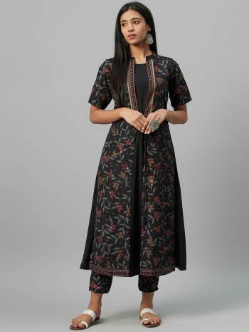 Attrective This Readymade Long Kurti In Fine Color Fabricated On Crepe Beautified With Designer Foil Printed. It Is Light In Weight And Easy To Carry All Day Long. Buy Now.