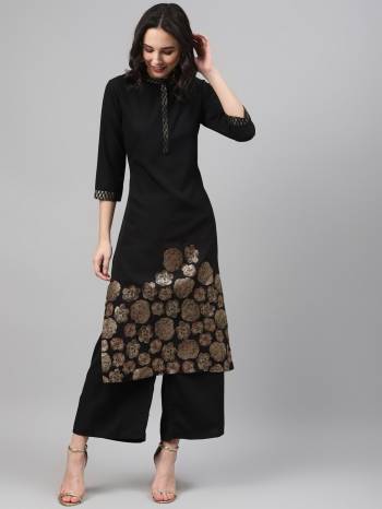 Attrective This Readymade Long Kurti In Fine Color Fabricated On Crepe Beautified With Designer Foil Printed. It Is Light In Weight And Easy To Carry All Day Long. Buy Now.