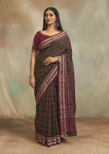 Looking This Traditional Saree Are Fine Saree Paired With Contrasted Blouse.This Saree Are Mul Mul Cotton And Blouse Are Silk Blend Fabric With Designer Ikkat Printed. Buy This Pretty Saree Now.