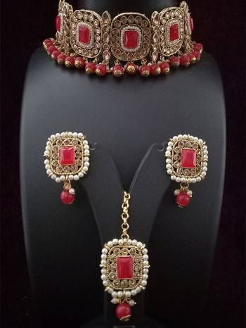 Attrective Look To Your Personality By Pairing Up This Beautiful Necklace With Your Ethnic Attire. This Pretty Set Is In Fine Color Beautified With Kundan And Moti Work. Buy Now.