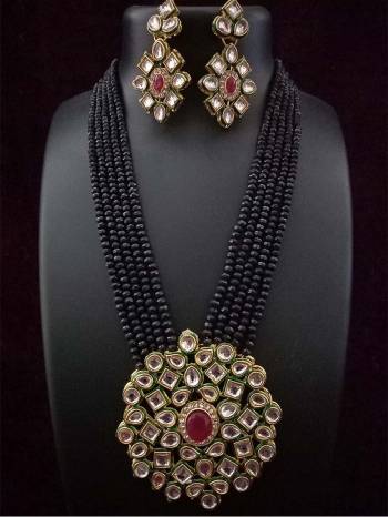  Looking To Your Personality By Pairing Up This Beautiful Necklace Set With Your Ethnic Attire. This Pretty Set Is In Fine Color Beautified With Moti With Kundan Work. Buy Now.