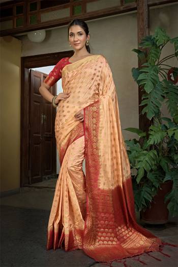 Garb This Traditional Saree Are Fine Saree Paired With Contrasted Blouse.This Saree And Blouse Are Dola Silk Based Fabric With Heavy Weaving Jari Designer Work. Buy This Pretty Saree Now.