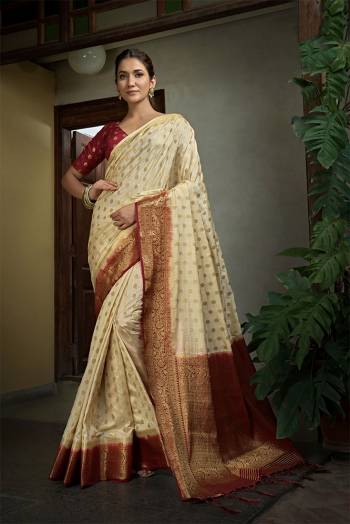 Garb This Traditional Saree Are Fine Saree Paired With Contrasted Blouse.This Saree And Blouse Are Dola Silk Based Fabric With Heavy Weaving Jari Designer Work. Buy This Pretty Saree Now.