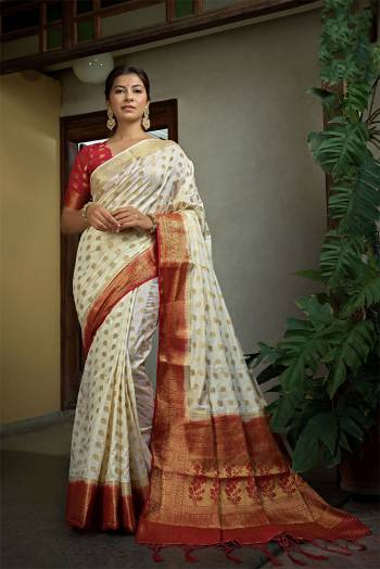 Garb This Traditional Saree Are Fine Saree Paired With Contrasted Blouse.This Saree And Blouse Are Dola Silk Based Fabric With Heavy Weaving Jari Designer Work. Buy This Pretty Saree Now.