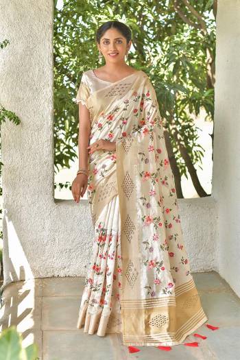 Buy These Beautifull Saree Pretty Color Paired With Pretty Blouse.This Saree And Blouse Are Mysore Silk Based Fabric With Wevon Pallu Border With Heavy Designer Embroidery And Swarovski Work.