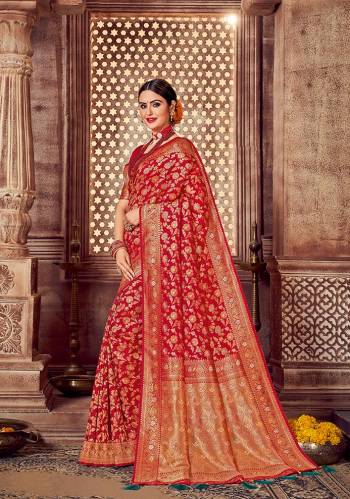 Grab This Pretty Saree Collection.These Saree Is Fabricated On Silk Beautified With Heavy Wevon Jari Designer.Buy These Amazing Saree Collection Now