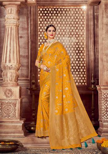 Grab This Pretty Saree Collection.These Saree Is Fabricated On Silk Beautified With Heavy Wevon Jari Designer.Buy These Amazing Saree Collection Now