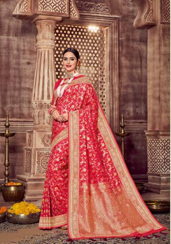 Grab This Pretty Saree Collection.These Saree Is Fabricated On Silk Beautified With Heavy Wevon Jari Designer.Buy These Amazing Saree Collection Now