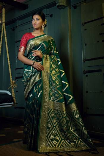 Enhance Your Personality In This Lovely Colored Saree. This Saree And?Blouse Are Art Silk Based Fabric With Heavy Wevon Jari Designer Work . Buy This Pretty Saree Now