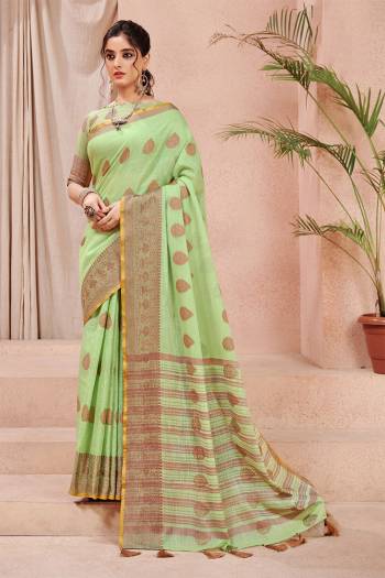 Look Beautifull In This Pretty Saree Come With Beautifull Colored. It?Is Fabricated On Linen. Beautified With Wevon Reasham Designer.