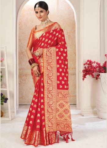 Simple And Elegant Looking Saree is Here in Pretty Colored.Its Saree And Blouse?Fabricated On Silk Come With Heavy Wevon Designer Work