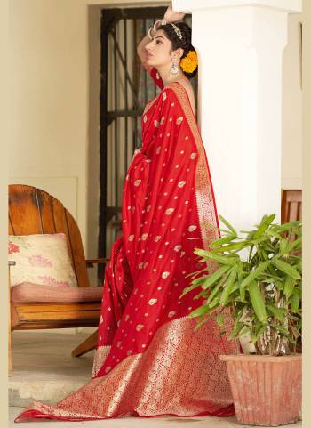 Grab These Festive Wear Saree in Fine Colored.its Saree And Blouse Are Fabricated On Banarasi Silk.Beautified With Heavy Weavon Designer