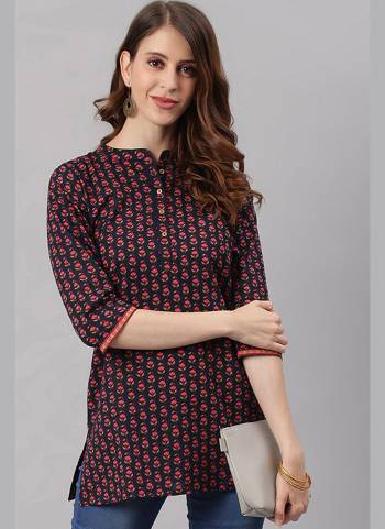 Grab These Casual Wear Kurti in Pretty Colored.kurti is fabricated on Cotton Based With Designer Printed.its Easy To Carry All Day Long.