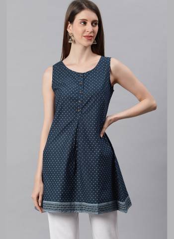 Grab These Casual Wear Kurti in Pretty Colored.kurti is fabricated on Cotton Based With Designer Printed.its Easy To Carry All Day Long.