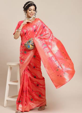 For A Traditional Look,Grab These Lovely Saree in Fine Colored.its Saree And Blouse Are Fabricated On Banarasi Silk With Heavy Wevon Designer.Buy Now These Pretty Saree.