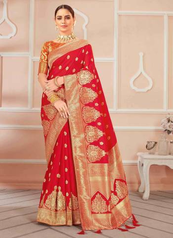 Grab These Traditional Wear Lovely Saree Pair With Pretty Bloue.Its Saree And Blouse Are Fabricated On Banarasi Silk Come With Heavy Wevon Designer.