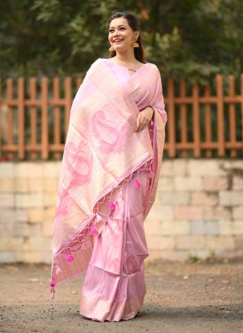 Most Demanding Color Of The Season Is Here With This Beautiful Saree.These Saree And Blouse Are Fabricated On Silk Based.Its Beautified With Heavy Wevon Designer