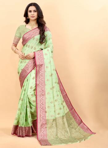 Enhance Your Beauty wearing This?Saree In Fine Colored.These Saree And Blouse Are Fabricated On Silk Based.Its Beautified With Heavy Jari Wevon Designer.