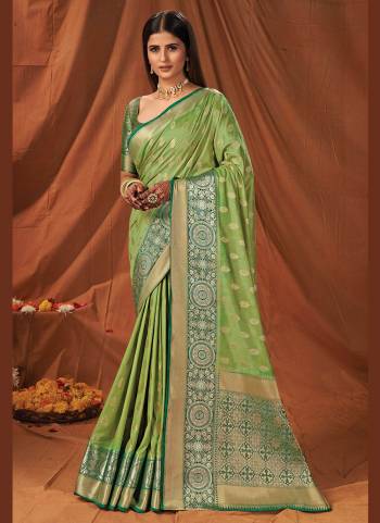 For A Beautiful Look,Grab These Fancy Saree In Fine Colored.These Saree And Blouse Are Fbaricated On Silk Based.Its Beautified With Heavy Jari Wevon Designer Work.