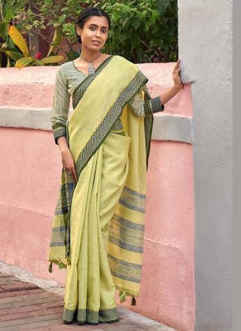 For A Pretty Look , Grab These Fancy Saree in All Over Fine Colored.These Saree is Fabricated On Linen Pair With Blouse.Its Beautified With Heavy Wevon Designer WOrk.