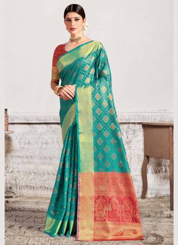 For A Different Look,Grab These Saree in All Over Beautiful Colored.These Saree And Blouse Are Fabricated On Silk Based.Its Beautified With Heavy Jari Wevon Designer Work.