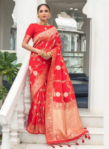 Enhance Your Beauty Wearing This Saree In Pretty Color Paired With Matching Colored Blouse. This Saree Is Fabricated On Banarasi Silk Paired With Banarasi Silk Fabricated Blouse. This Saree Is Beautified With Exclusive Wevon Designer. Buy This Saree Now