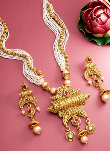 Looking To Your Personality By Pairing Up This Beautiful Necklace Set With Your?Ethnic Attire. This Pretty Set Is In Fine Color Beautified With Kundan Work. Buy Now.