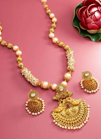 Looking To Your Personality By Pairing Up This Beautiful Necklace Set With Your?Ethnic Attire. This Pretty Set Is In Fine Color Beautified With Kundan Work. Buy Now.