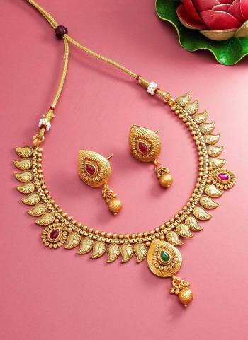 Looking To Your Personality By Pairing Up This Beautiful Necklace Set With Your?Ethnic Attire. This Pretty Set Is In Fine Color Beautified With Kundan Work. Buy Now.