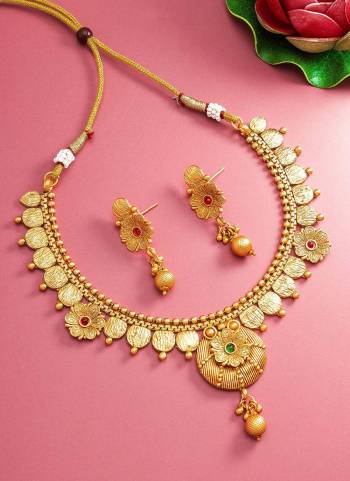 Looking To Your Personality By Pairing Up This Beautiful Necklace Set With Your?Ethnic Attire. This Pretty Set Is In Fine Color Beautified With Kundan Work. Buy Now.