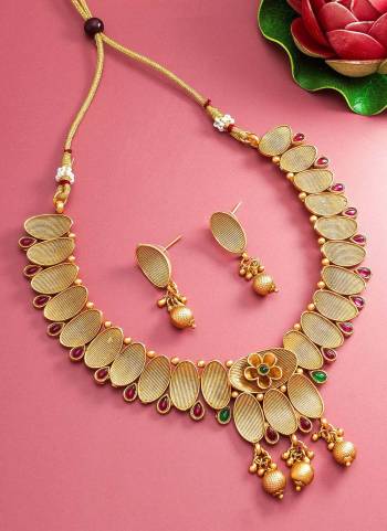 Looking To Your Personality By Pairing Up This Beautiful Necklace Set With Your?Ethnic Attire. This Pretty Set Is In Fine Color Beautified With Kundan Work. Buy Now.