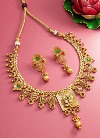 Looking To Your Personality By Pairing Up This Beautiful Necklace Set With Your?Ethnic Attire. This Pretty Set Is In Fine Color Beautified With Kundan Work. Buy Now.