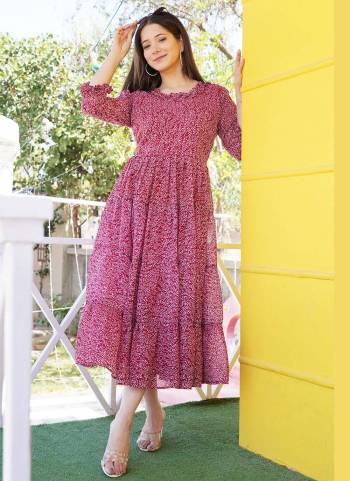 For A Beautiful Look , Grab These Kurti in Fine Colored.These kurti is Fbaricated On Georgette Based Come With Designer Printed.its Available in All Regular Size.