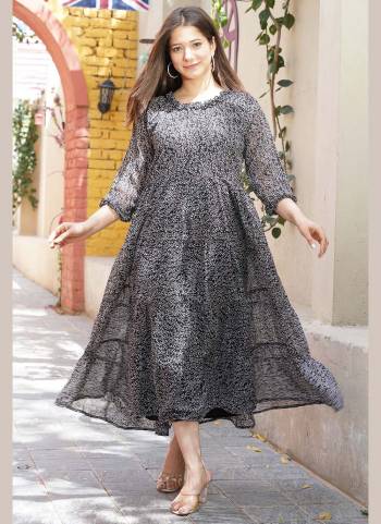 For A Beautiful Look , Grab These Kurti in Fine Colored.These kurti is Fbaricated On Georgette Based Come With Designer Printed.its Available in All Regular Size.