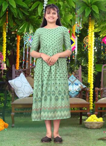 Grab These Children Wear Readymade Kurti in Lovely Colored Come With Rayon Fabric.Its Beautified With Designer Printed.Buy Now