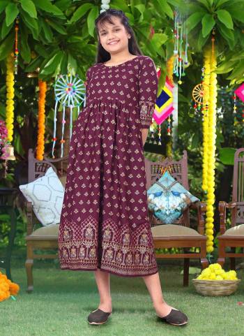 Grab These Children Wear Readymade Kurti in Lovely Colored Come With Rayon Fabric.Its Beautified With Designer Printed.Buy Now