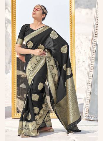 For A Beautiful Look,Grab These Saree in Al lover Fine Colored.These Saree And Blouse Are Fabricated On Banarasi Silk.Its Beautified With Heavy Wevon Designer Work.